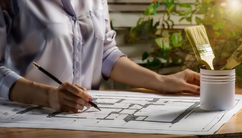 Ondernemer werkt aan bouwplan